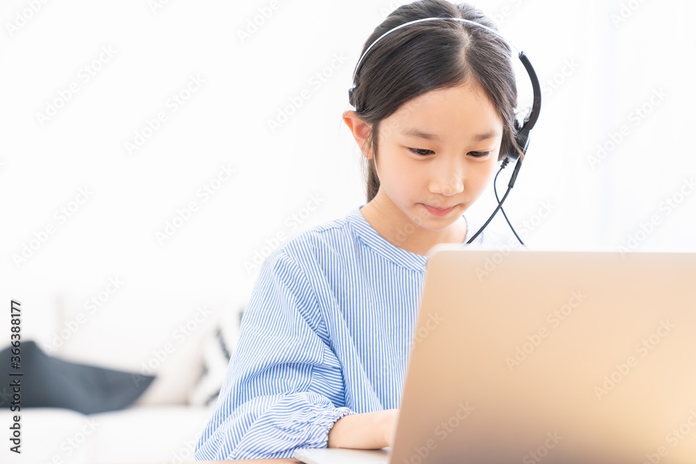 パソコンで勉強する女の子 通信学習 パソコンで勉強する女の子 通信学習