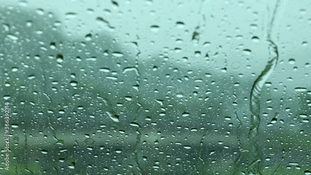 車の窓に降る雨 大雨 水滴 車の窓に降る雨 大雨 水滴