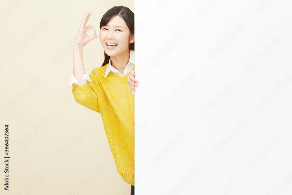 女性 日本人 ベージュ背景 女性 日本人 ベージュ背景