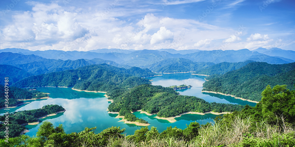 Fototapeta premium Jezioro Tysiąca Wysp z Shiding Crocodile Island przy zaporze Feitsui w Shiding District, Nowe Tajpej, Tajwan.