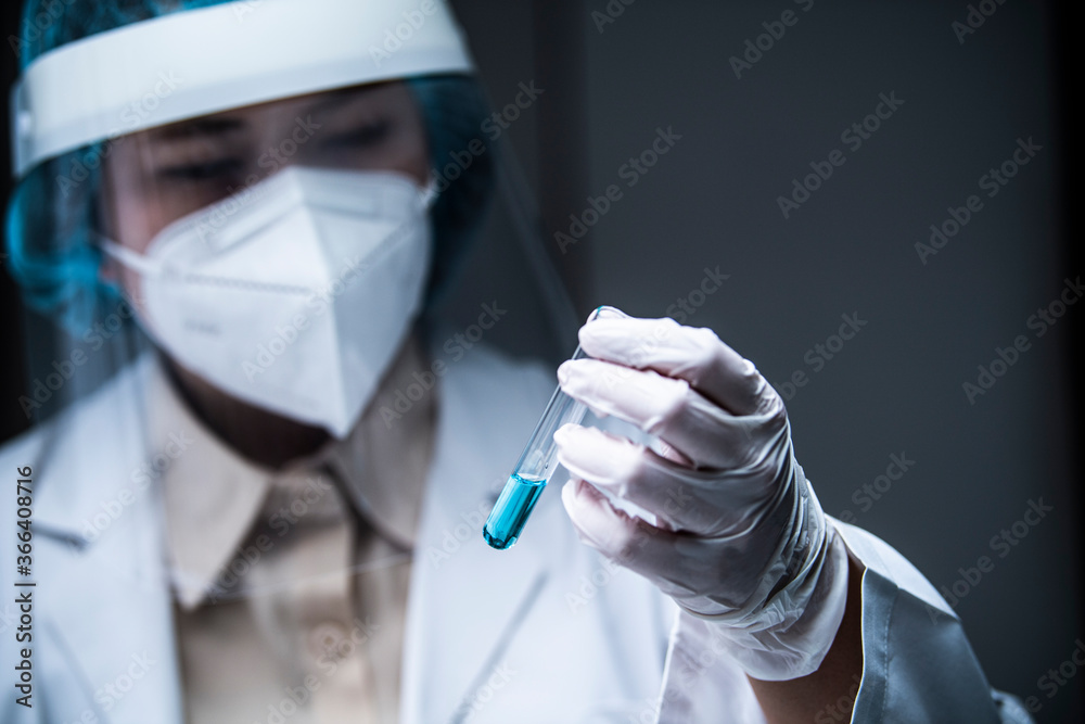 試験管を持つ研究者の手元 試験管を持つ研究者の手元