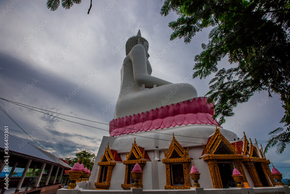 Φωτογραφία The background of a bridge or a walkway to admire the mountain scenery resembles a Phaya Naga mortgage statue, (Wat Phra Bat Phu Pan Kham) in Khon Kaen Province, Thailand