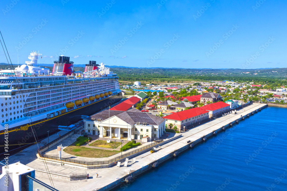 Falmouth, Jamaica - May 02, 2018: Cruise ship Disney Fantasy by Disney  Cruise Line docked in Falmouth, Jamaica foto de Stock | Adobe Stock