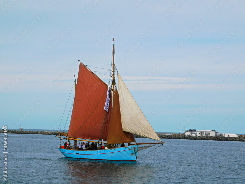 Segelboote beim Hafenfest an der Ostseküste