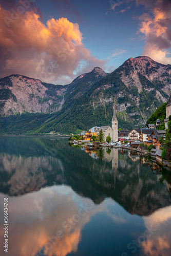 Obraz na płótnie Hallstatt, Austria. Image of famous alpine village Hallstatt at dramatic summer sunset. w salonie