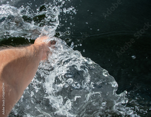 Spritzendes Wasser in der Hand