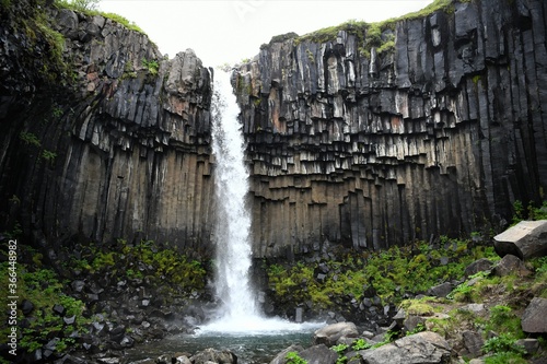 Der Svatifoss, einer der schönsten Wasserfälle von Island - er ist umrahmt von wunderschönen, zum Teil überhängenden Basaltsäulen, die einer Orgel ähneln