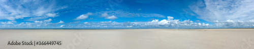 Endlos weiter leerer flacher Nordsee Sandstrand an der Nordspitze der Insel Fanø in Dänemark im Nationalpark Wattenmeer photo