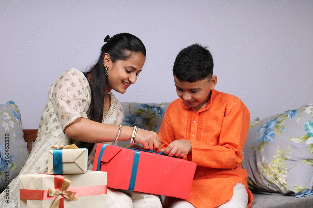 Fotka Cute Indian Boy And Girl Celebrating Festival And Sharing Gifts fotka-cute-indian-boy-and-girl-celebrating-festival-and-sharing-gifts