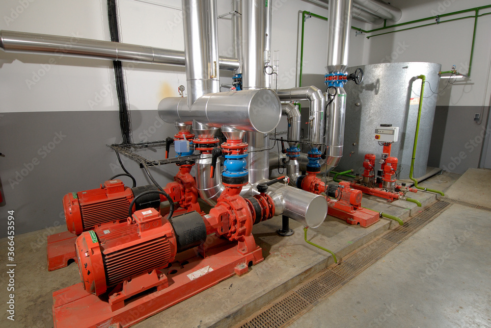 Chaufferie urbaine biomasse au bois. Pompes d'alimentation en eau chaude du réseau Chaufferie urbaine biomasse au bois. Pompes d'alimentation en eau chaude du réseau