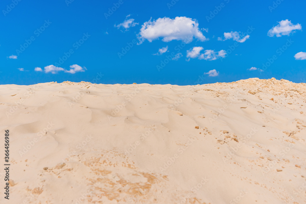 Naklejka premium Sand, sky, clouds in a heat
