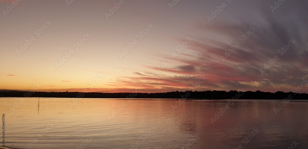 Obraz premium sunset over the lake