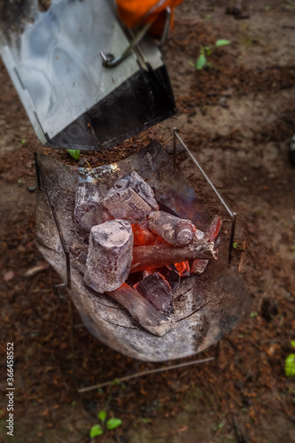 焚き火の準備 Preparing a campfire outdoors at a campsite