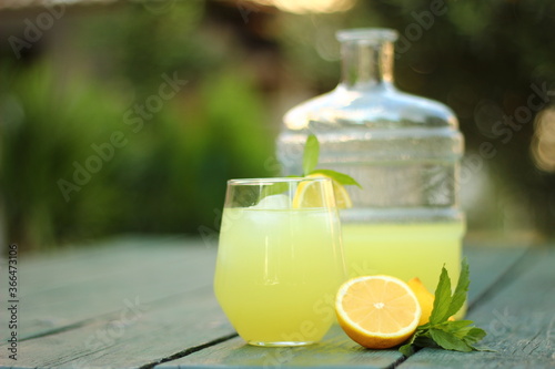 lemonade with lime and mint