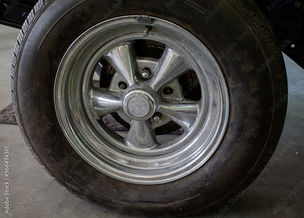 Photo of a muscle car to be restored. The tire and the original rim are included. Photo of a muscle car to be restored. The tire and the original rim are included.