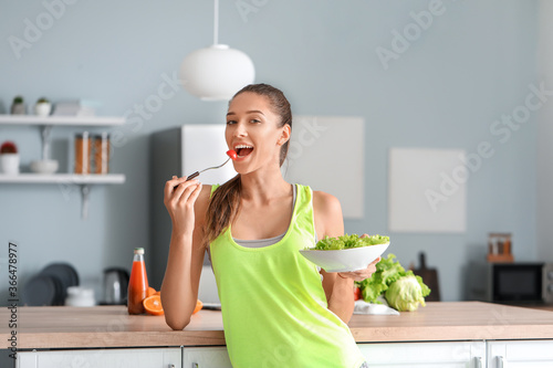 Beautiful young woman eatin...