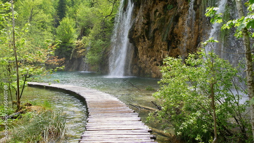 Holzsteg   ber einen See in den Plitvicer Seen  Kroatien  S  dosteuropa