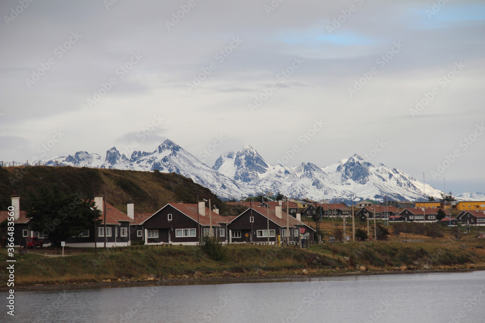 casas com montanha ao fundo no Fim do Mundo, Ushuaia, Argentina