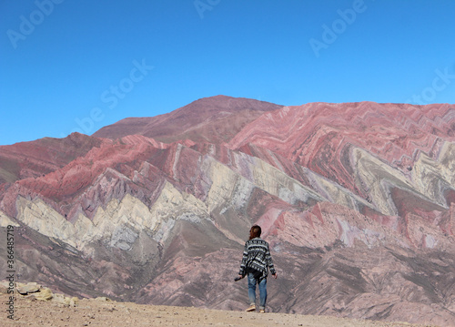 turista no Cerro de 14 colores (Serranías del Hornocal), em Humahuaca, no Norte da Argentina 
