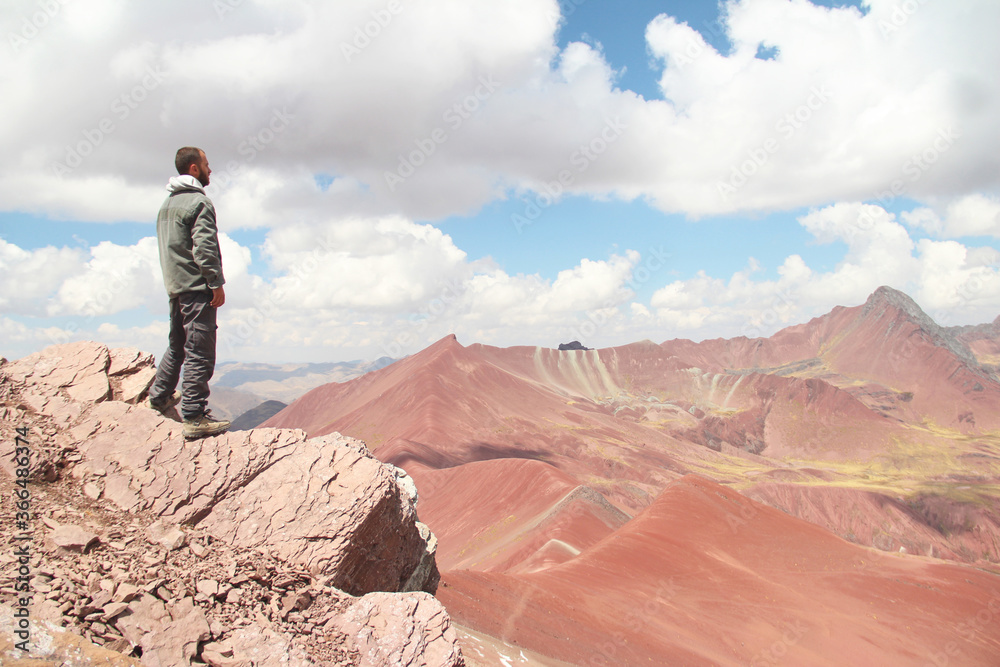 turista no Valle Rojo, próximo à Motanha Colorida, em Cusco, Peru