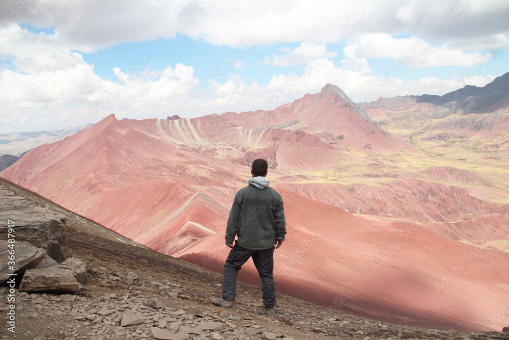 Turista no Valle Rojo, ao lado da Montanha Colorida, PEru