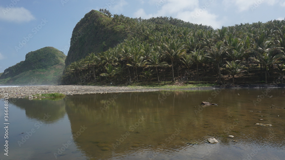 The view of the lake is shallow with lots of rocks and has a murky water color and also mountains that rise very high and overgrown with coconut trees. The view of the lake is shallow with lots of rocks and has a murky water color and also mountains that rise very high and overgrown with coconut trees.