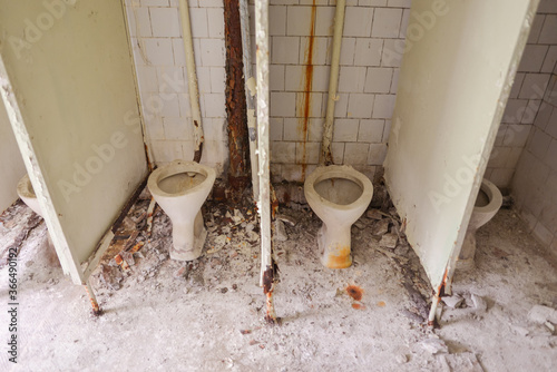 Obraz na płótnie old destroyed bathroom in Pripyat w salonie