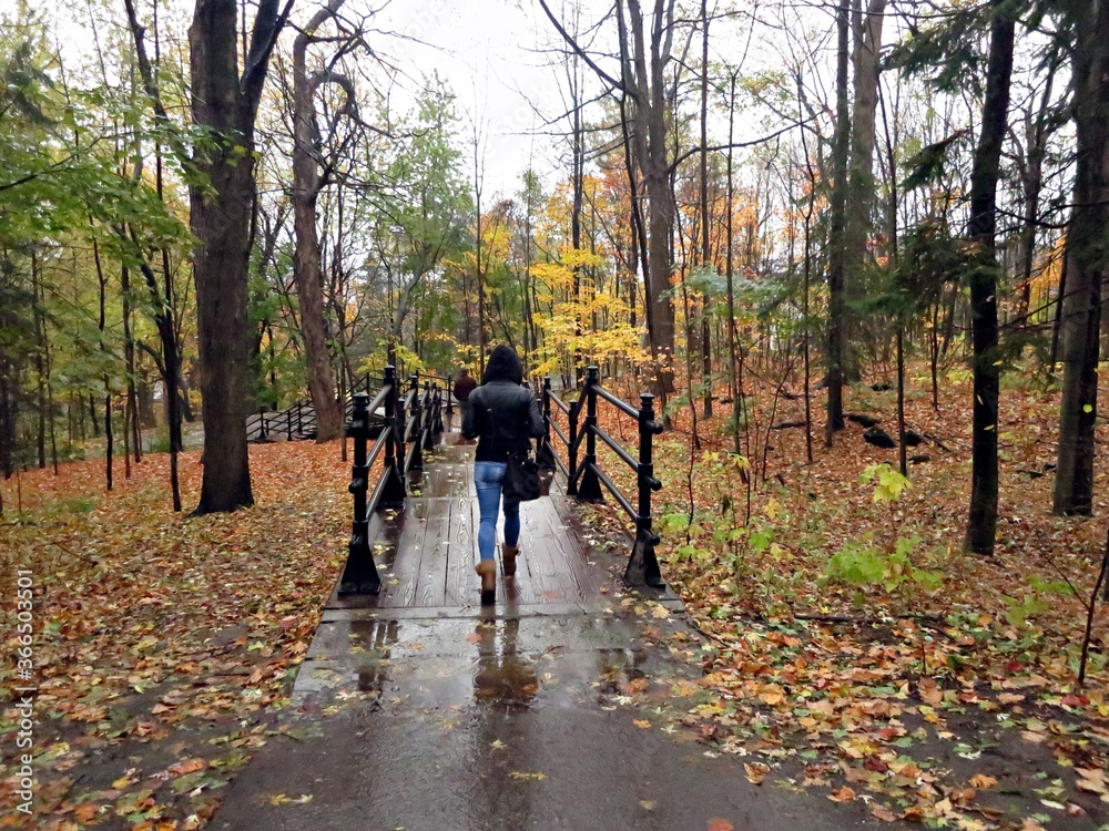 Naklejka premium Walk in the autumn park