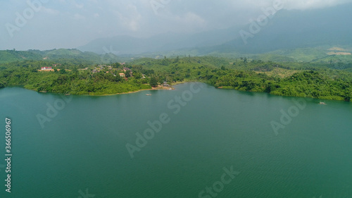 Réserve d'eau de Vang Vieng au laos vue du ciel