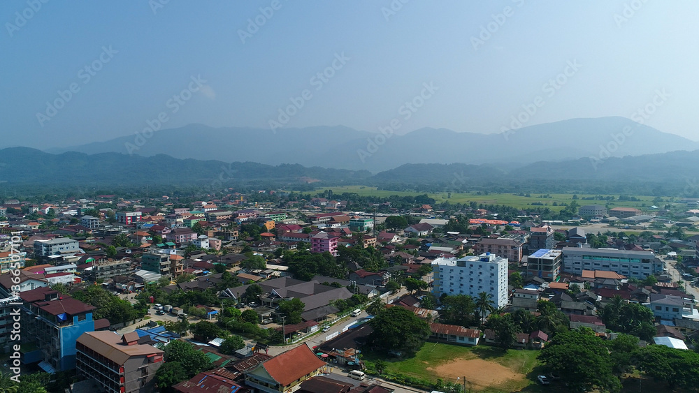 Ville de Vang Vieng au Laos vue du ciel Ville de Vang Vieng au Laos vue du ciel