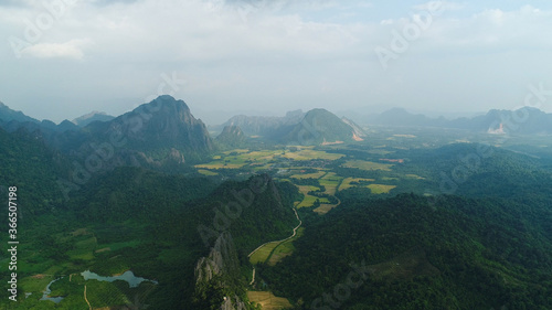 Paysage autour de la ville de Vang Vieng au Laos vue du ciel