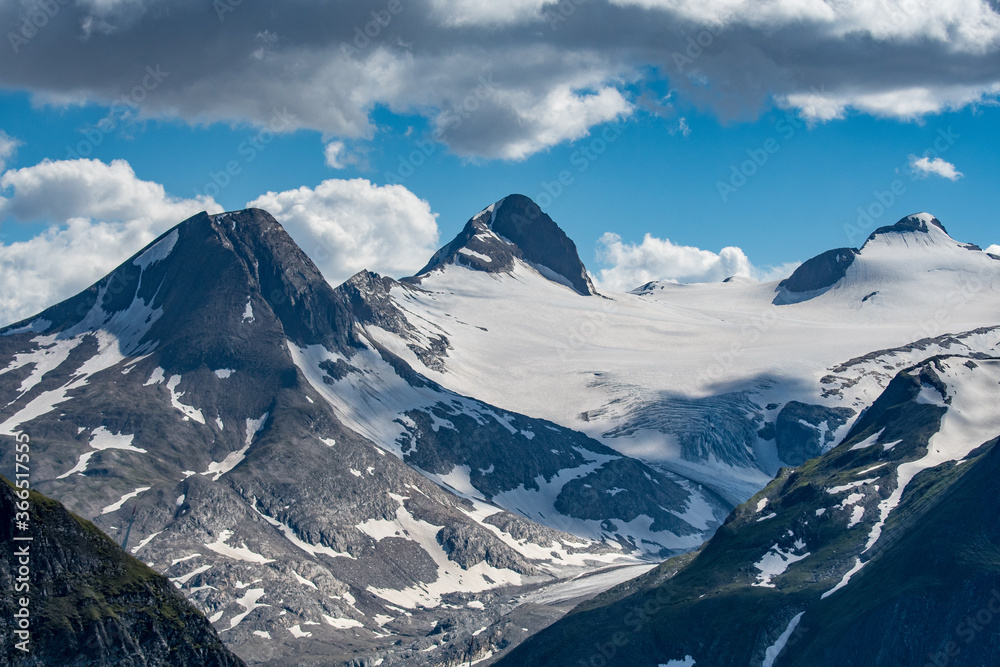 Obraz premium Griesgletscher with Bättelmatthorn, Rothorn and Blinnenhorn on Nufenenpass in the Valais Alps