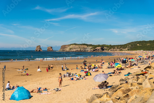Hendaye, Lapurdi / France »  July 5, 2020: Hendaye beach one summer afternoon full of people enjoying the water in summer, French Basque country © unai