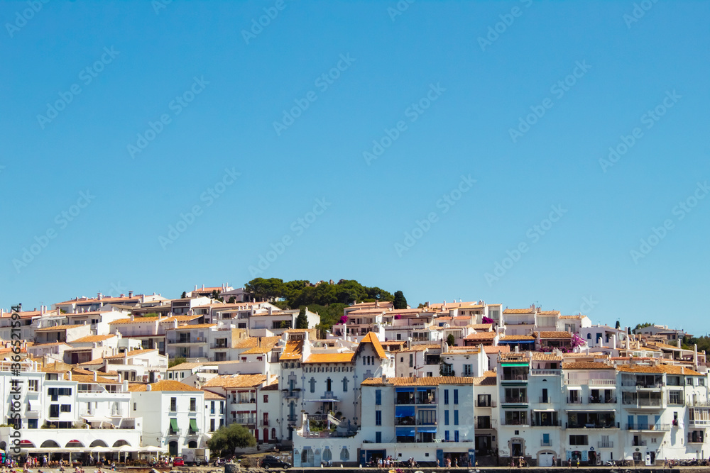 caduques playa barcelona mar mediterráneo pueblo arena agua azul marrón cielo personas verano