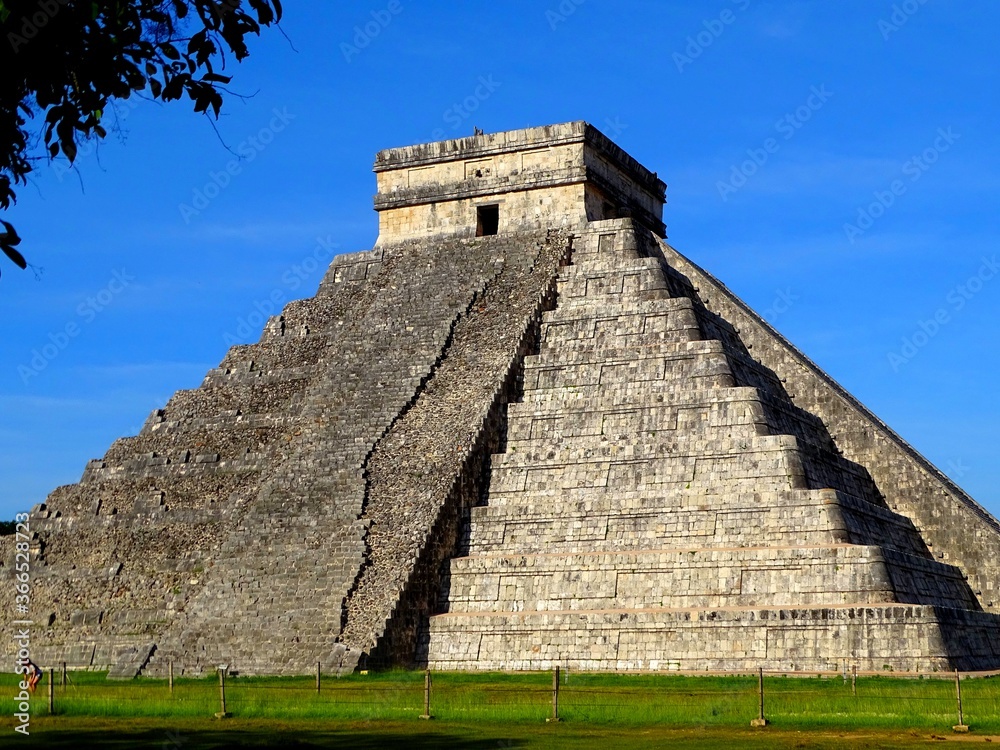 Mexico, Yucatan, Pre-Hispanic city of Chichen Itza, El Castillo (Kukulcan pyramid)