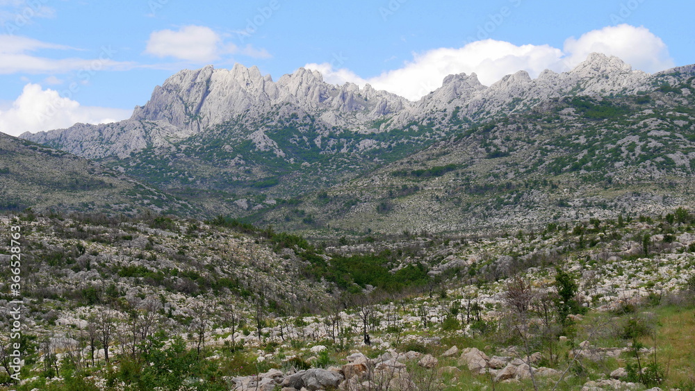 Blick auf das Velebit Gebirges in der Küstenregion Dalmatiens, Kroatien