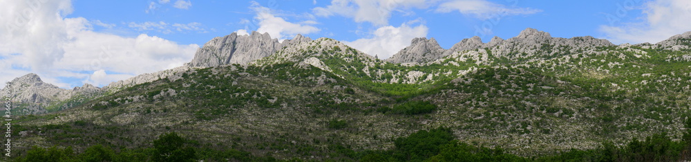 Panoramaaufnahme des Velebit Gebirges in der Küstenregion Dalmatiens, Kroatien