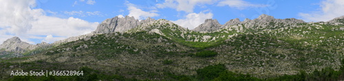 Panoramaaufnahme des Velebit Gebirges in der Küstenregion Dalmatiens, Kroatien