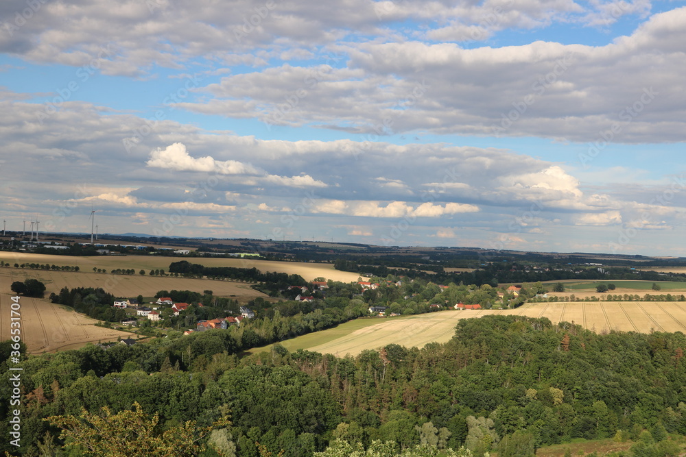 Blick von Aussichtsturm auf ländliche Naturlandschaft in Sachsen bei Nossen
