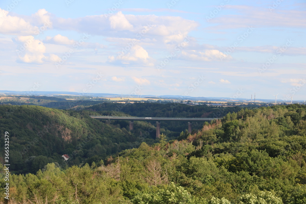 Fototapeta premium Blick auf die Autobahnbrücke von Siebenlehn in Sachsen im Sommer