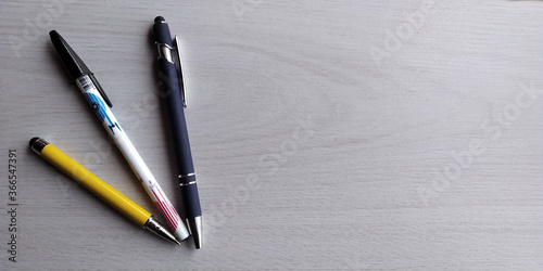 tavolo in legno chiaro con biro