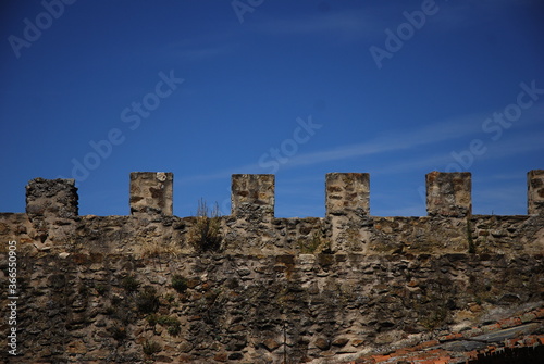 murralla medieval de piedra con cielo azul 