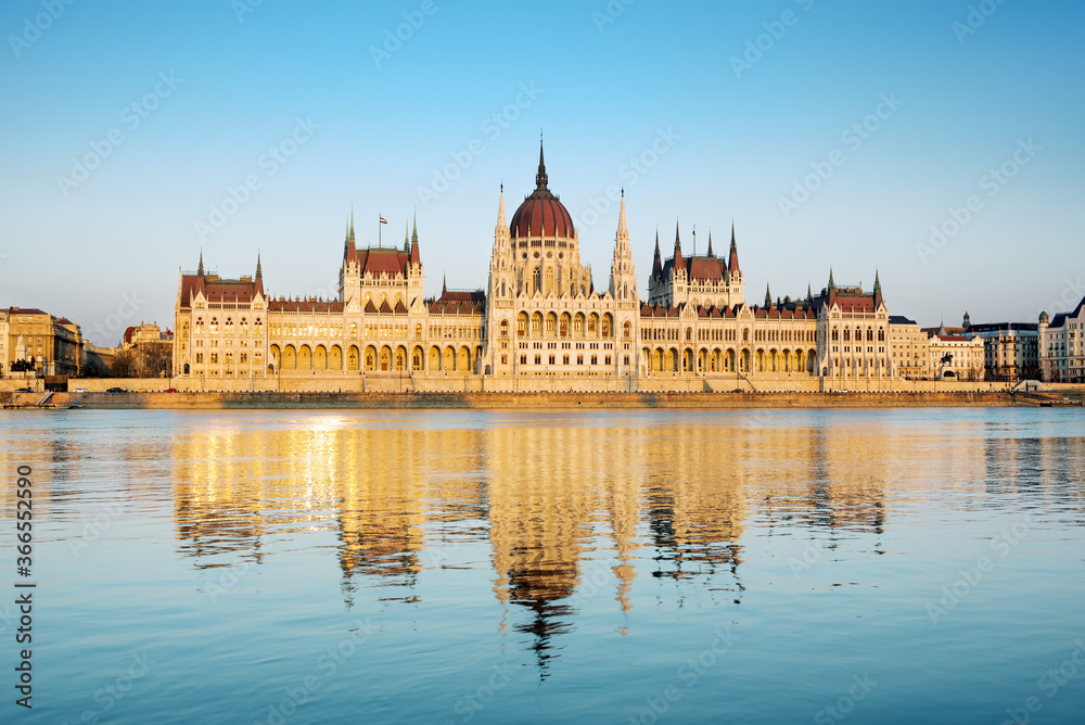 Fototapeta premium Hungarian parliament building reflecting in water, frontal view