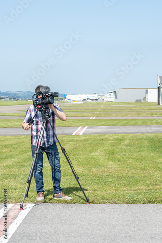 Kameramann auf einem Flugplatz