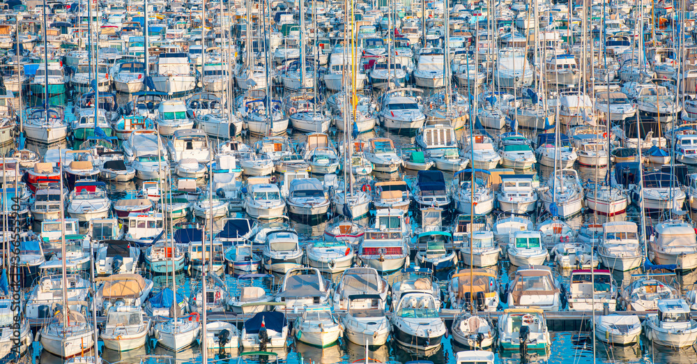 Obraz premium Vieux Port and marina on the foreground lot of yacht 