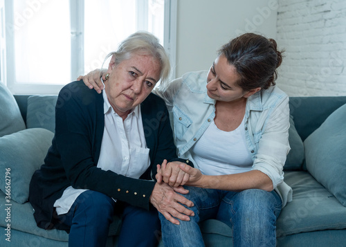 Foto Mother and daughter crying at home in quarantine grieving loss of family members