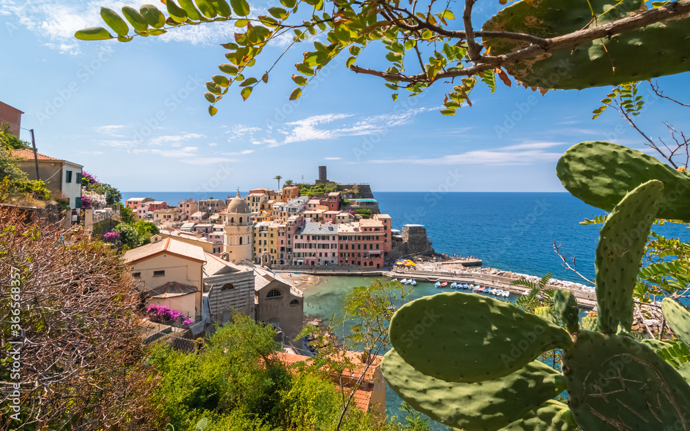 Port de Vernazza, vue depuis le sentier de randonnée, village des Cinque terre inscrit au patrimoine mondial de l'Unesco. Village coloré d'Italie.