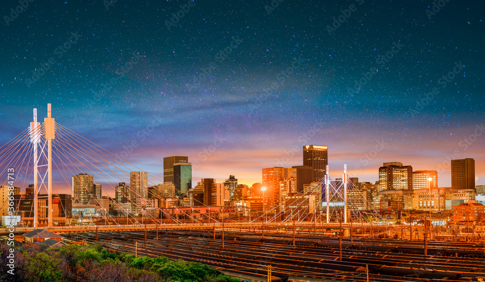 Naklejka premium Most Nelsona Mandeli nocą z panoramą miasta Johannesburg w Gauteng RPA