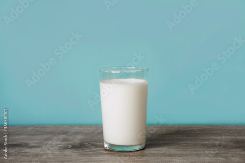 A glass of milk on the table. テーブルの上のグラス一杯の牛乳