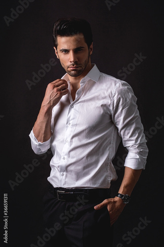 Fotografía portrait of handsome young man in shirt